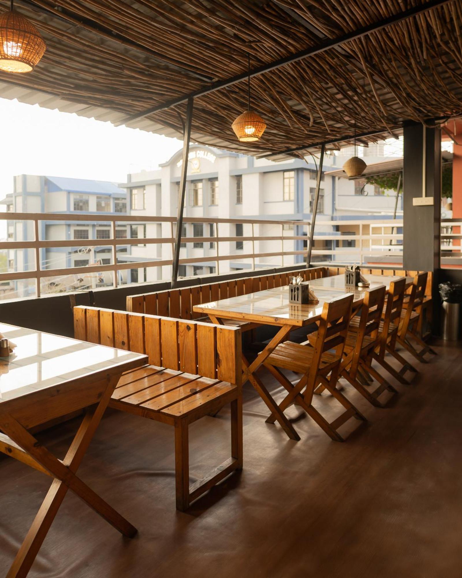 Hotel The Living Roof Shillong Esterno foto